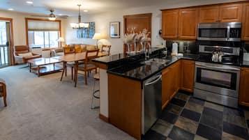 Appart'hÎtel, 1 chambre | Cuisine privée | Lave-vaisselle, batterie de cuisine, vaisselle et ustensiles