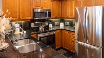 Appart'hÎtel, 1 chambre | Cuisine privée | Lave-vaisselle, batterie de cuisine, vaisselle et ustensiles