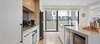 Williamstown Townhouse: Sanctuary on the Wetlands