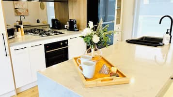 Een magnetron, een oven, een kookplaat, een vaatwasser