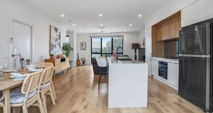 Williamstown Townhouse: Sanctuary on the Wetlands