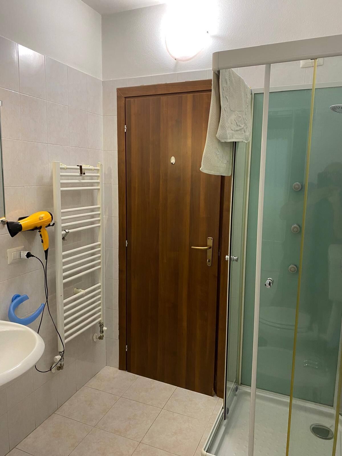 Dusche, Haartrockner, Bidet, Handtücher