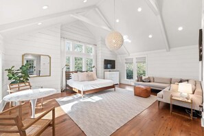 5 bedrooms, desk, iron/ironing board, free WiFi