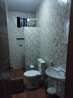 Chuveiro, toalhas de banho, papel higiênico 