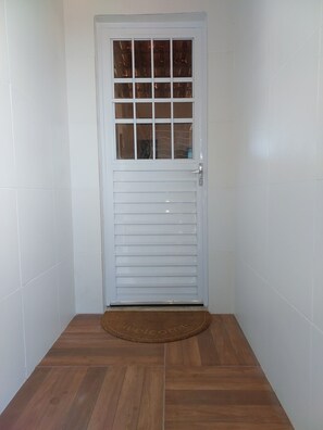 Interior - Comfortable and family-friendly Apart II in Itaparica, right on the beach, pet-friendly. P. (Praia do Atlantico Vera Cruz)