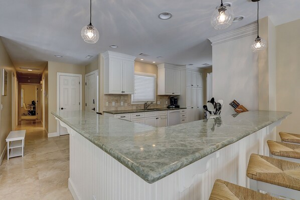 Fridge, microwave, oven, stovetop - 18 Mallard - A Hilton Head Island Getaway Awaits (Hilton Head Island)