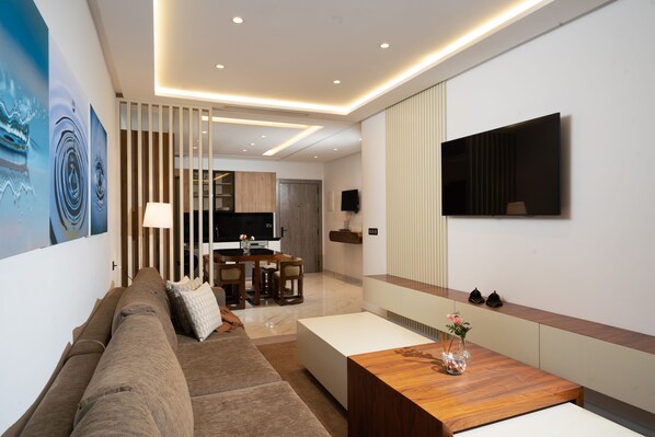 Departamento familiar, 3 habitaciones, junto a la playa | Área de sala de estar | Televisión