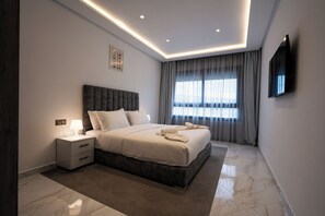 Departamento familiar, 3 habitaciones | Caja de seguridad en la habitación, escritorio y cortinas blackout