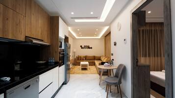 Deluxe appartement, 1 slaapkamer, aan het strand | Privékeuken | Een koelkast, een oven, een kookplaat, een vaatwasser