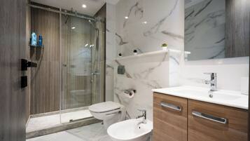 Appartement Deluxe, 1 chambre, en bord de plage | Salle de bain | Douche, articles de toilette gratuits, sĂšche-cheveux