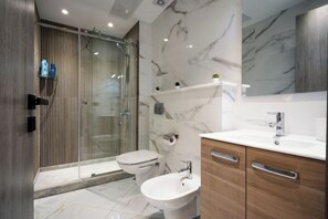 Deluxe appartement, 1 slaapkamer, aan het strand | Badkamer | Een douche, gratis toiletartikelen, een haardroger, handdoeken