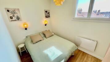 1 dormitorio, tabla de planchar con plancha, wifi y ropa de cama