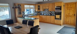 Jääkaappi, mikroaaltouuni, uuni, astianpesukone