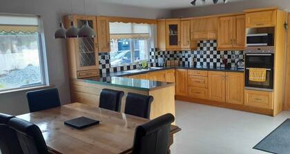 Welcoming 3-bedroom 2 bed on suite bungalow with WiFi and sky tv in Kilgarvan