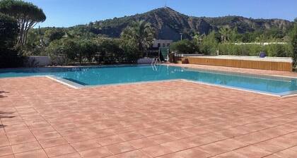 Bel appartement T3, calme et lumineux avec jardin privatif et piscine commune.