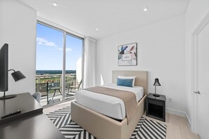 2 bedrooms, desk, iron/ironing board, travel cot - 2BR Ocean Penthouse: Private Terrace & Hot Tub (Hollywood)