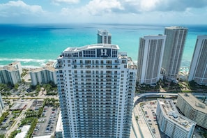 Exterior - 2BR Ocean Penthouse: Private Terrace & Hot Tub (Hollywood)