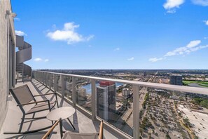 Property grounds - 2BR Ocean Penthouse: Private Terrace & Hot Tub (Hollywood)