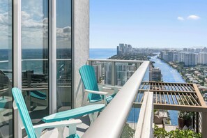 Balcony with amazing view & hot tub - 2BR Ocean Penthouse: Private Terrace & Hot Tub (Hollywood)