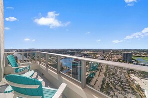 Property grounds - 2BR Ocean Penthouse: Private Terrace & Hot Tub (Hollywood)