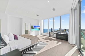 2 bedrooms, desk, iron/ironing board, travel cot - 2BR Ocean Penthouse: Private Terrace & Hot Tub (Hollywood)