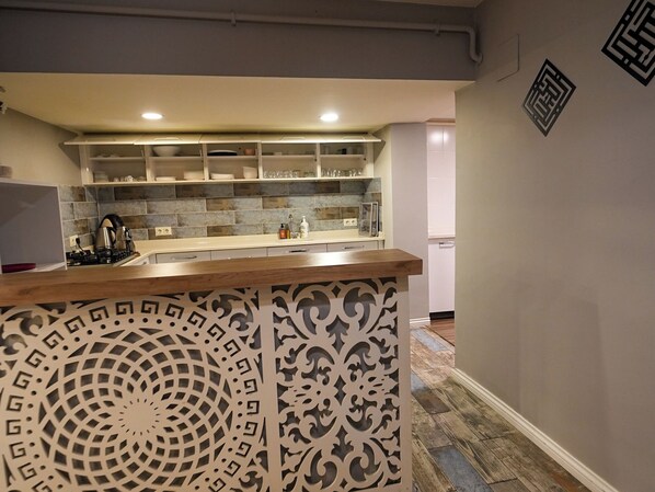 Fridge, microwave, oven, stovetop - Yeşil Panjurlu Villa Otel (Bursa)