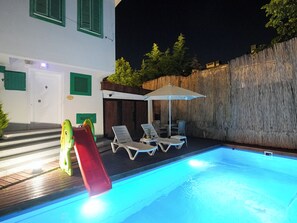 Outdoor pool, free pool cabanas, pool loungers - Yeşil Panjurlu Villa Otel (Bursa)