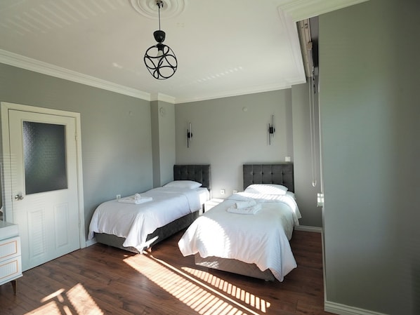 4 bedrooms, Egyptian cotton sheets, premium bedding, down comforters