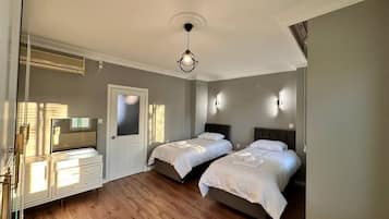 4 bedrooms, Egyptian cotton sheets, premium bedding, down duvets