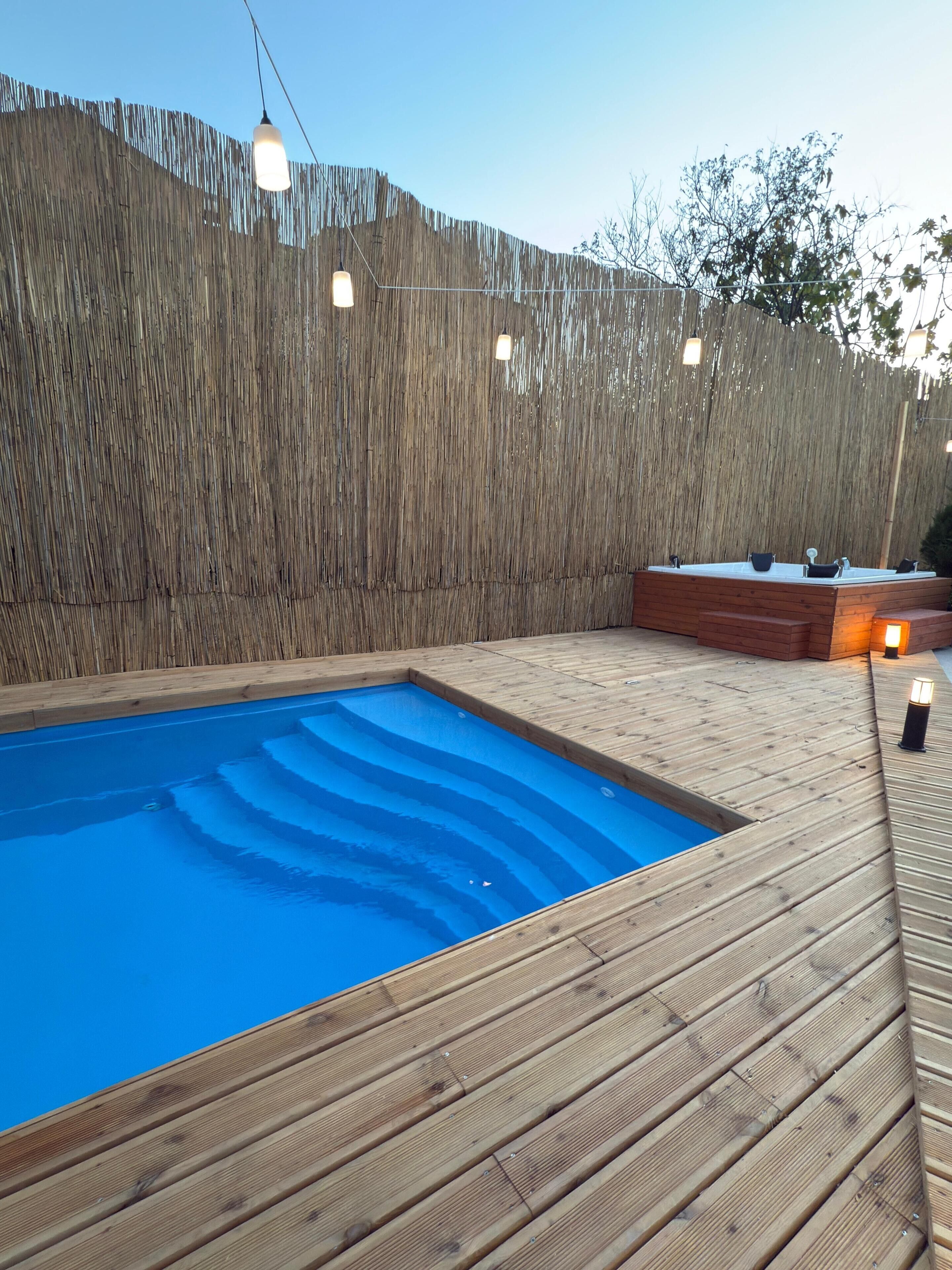 Outdoor pool, free cabanas, sun loungers