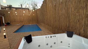 Outdoor pool, free cabanas, sun loungers