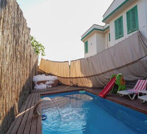 Outdoor pool, free cabanas, sun loungers