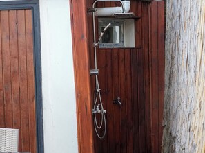 Separat badekar og bruser, boblebadekar, brusehoved med hydromassage