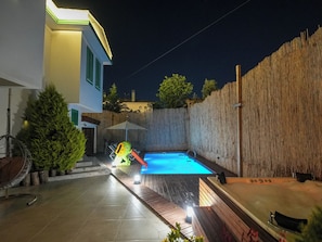 Piscina externa, barracas de cortesia, espreguiçadeiras