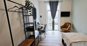 4 habitaciones, escritorio, tabla de planchar con plancha y wifi gratis 