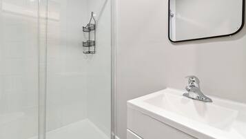 Secadora de cabello, toallas, jabón, papel de baño