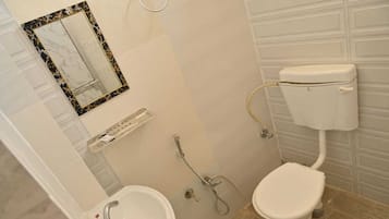 Habitación triple Deluxe | Baño | Amenidades de baño gratuitas, toallas, jabón, shampoo