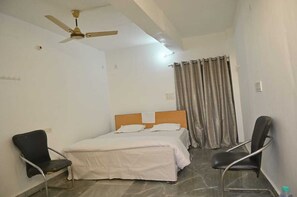 Deluxe Triple Room | Laptop workspace, free WiFi - Jai Hind Guest House (Faizabad)
