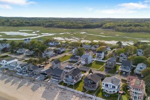 Une zone résidentielle côtière comprenant des maisons, une plage et une rivière.