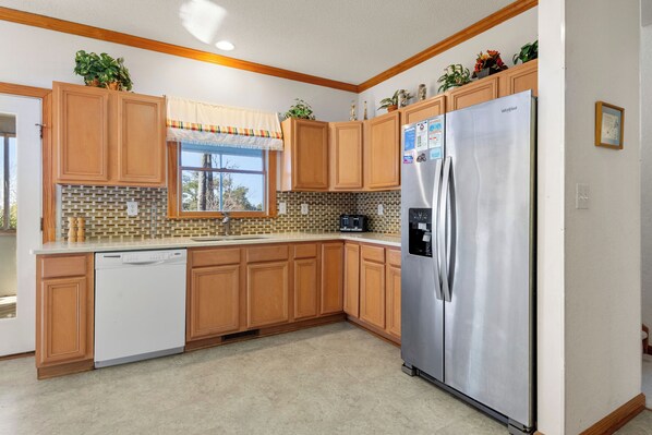 CL554: On Valentine Pond | Bottom Level Kitchen - On Valentine Pond: Soundfront | Saltwater Pool (Corolla)