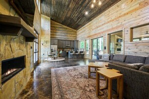 TV connectée, cheminée, chaîne hi-fi