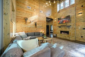 Smart TV, chimenea y estéreo 