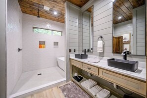 Shower, hair dryer, towels, soap - All the Vibes + 2 Story + Shuffle Board + Split Floor Plan + Ride to ATV Trails (Broken Bow)