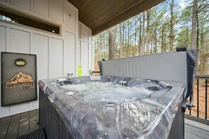 Outdoor spa tub - All the Vibes + 2 Story + Shuffle Board + Split Floor Plan + Ride to ATV Trails (Broken Bow)