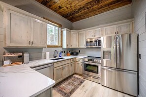 Fridge, microwave, oven, stovetop - All the Vibes + 2 Story + Shuffle Board + Split Floor Plan + Ride to ATV Trails (Broken Bow)