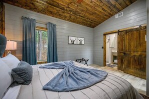2 bedrooms, free WiFi, bed sheets - All the Vibes + 2 Story + Shuffle Board + Split Floor Plan + Ride to ATV Trails (Broken Bow)