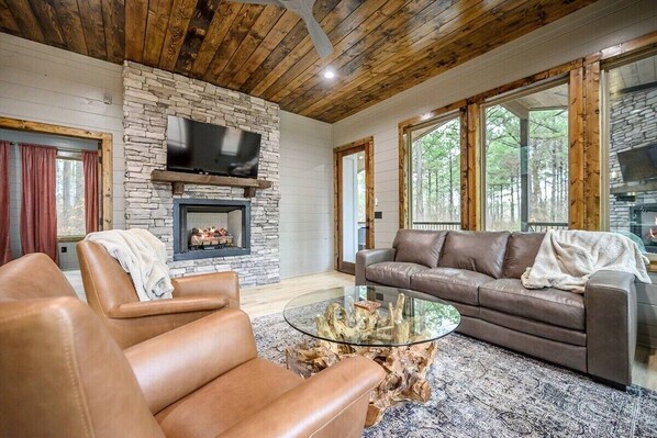 Smart TV, fireplace, stereo - All the Vibes + 2 Story + Shuffle Board + Split Floor Plan + Ride to ATV Trails (Broken Bow)