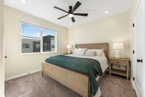 2 多间卧室、办公桌、熨斗/熨衣板、上网接入