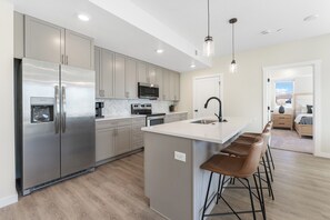 Fridge, microwave, oven, stovetop - Heart and Sol: Desert Color Lagoon + Beaches (St. George)