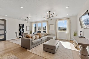 TV, books - Your Happy House: Desert Color Lagoon + Beaches, Hot Tub (St. George)